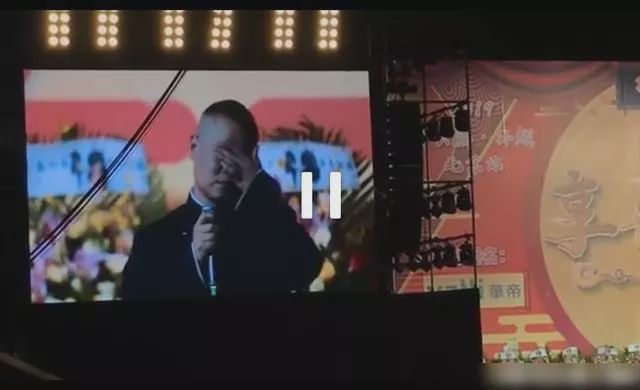 岳云鹏国外演出遭遇提词器故障，科技新品展现应对智慧