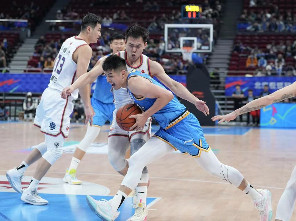 北汽男篮主场惊险翻盘，逆风翻盘的自信与胜利之路