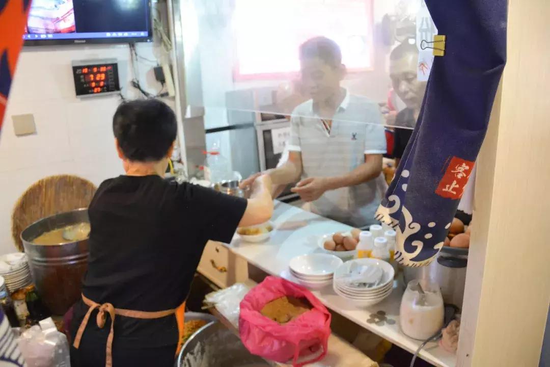 包信和院士慷慨捐赠奖金，探寻小巷特色小店，展现科技与人间的温情