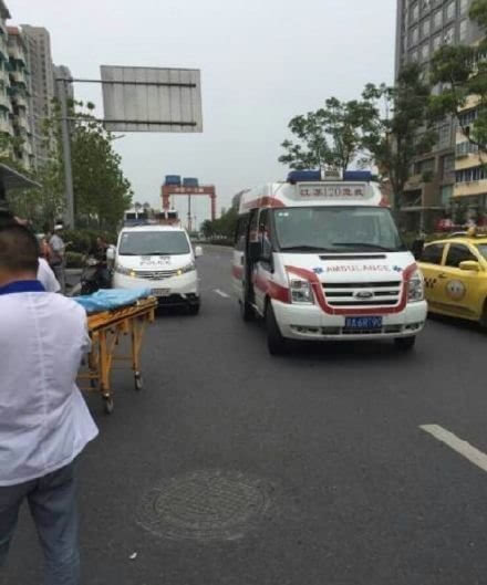 警方回应小米SU7冲上公交站台事件，事故处理与应对的详细步骤详解
