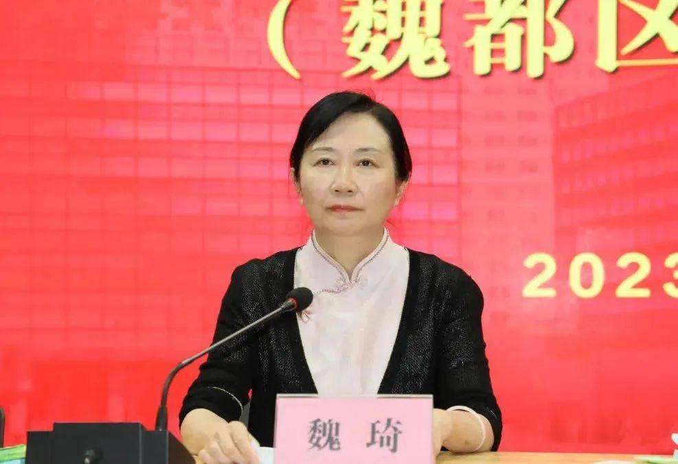 列车深夜紧急停靠，展现人道关怀与责任担当，旅客紧急送医救治