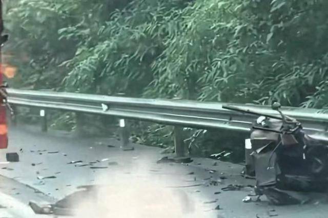 四川高速交警严厉回应老头乐逆行引发车祸事件