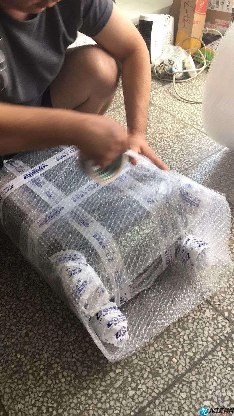 科技新宠智能出行，女子打车送包裹遇危机，司机报警守护财产安全
