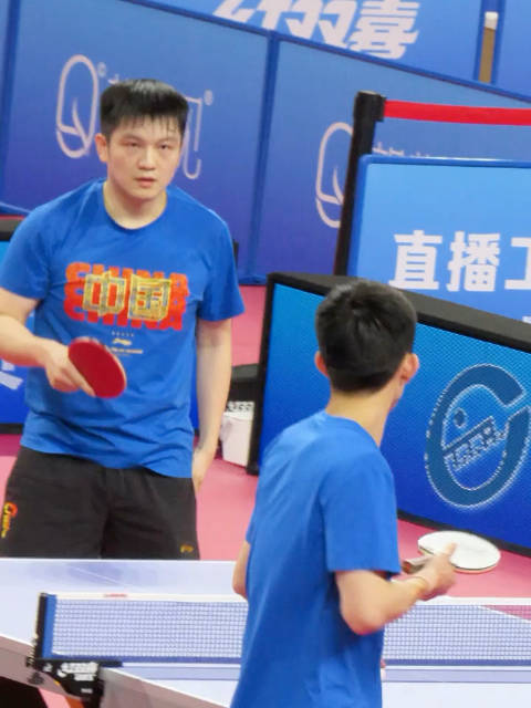 樊振东抵达鄂尔多斯参加全锦赛，乒乓奇缘在小巷偶遇