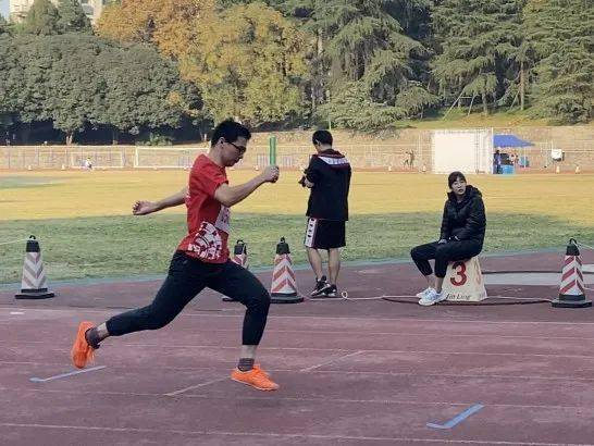 青春力量闪耀校运会，初三男生跳高勇夺1.91米荣耀时刻