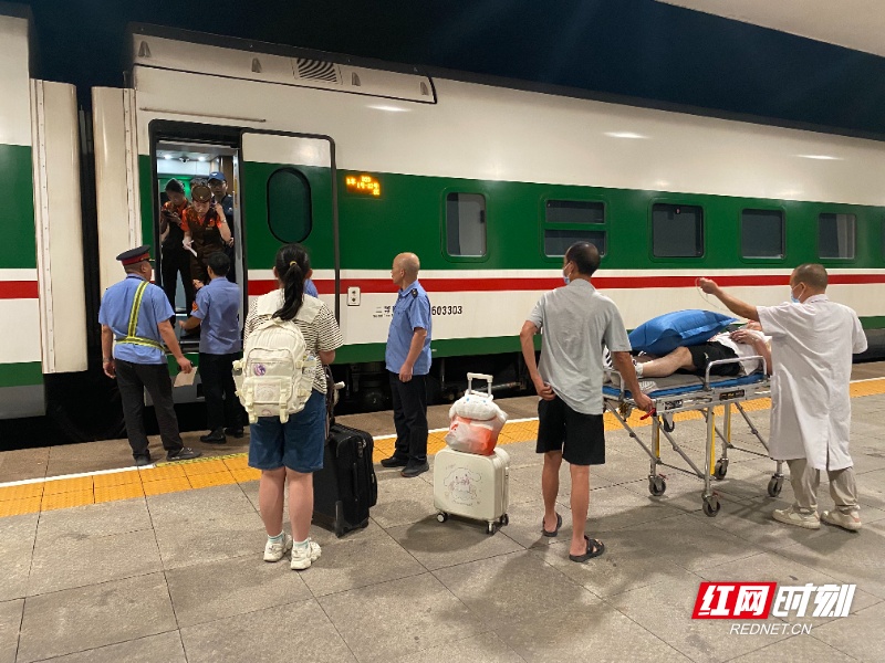 列车深夜暖心停靠，紧急送医照亮旅客生命之路