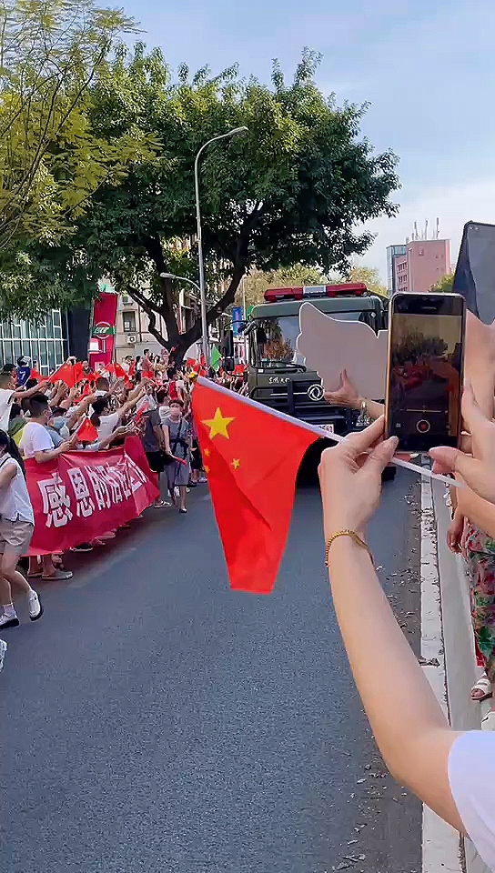 小红书分享，司机们神同步为军车队让行，展现社会正能量风采！