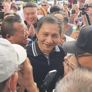 揭秘股市传奇人物背后的故事，上海爷叔现身股市引发大量股民围观热议