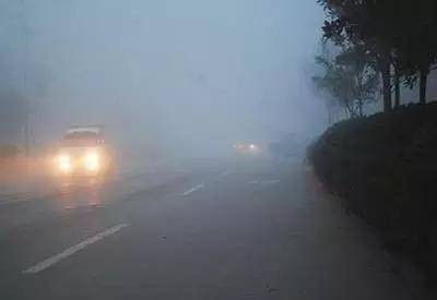 北京雾霾中的神秘小巷奇遇，能见度小于千米的夜与晨