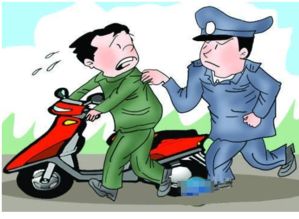 神秘小巷中的奇遇，晴天撑伞男子盗窃与独特小店的隐秘故事