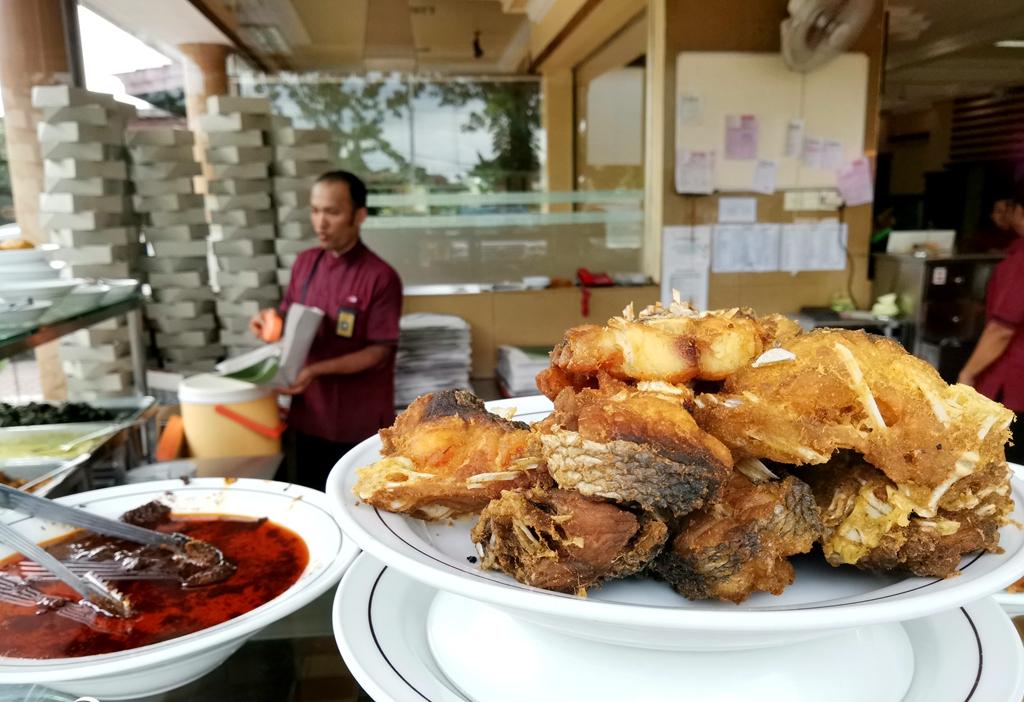 印尼足协主席志在战胜国足，小巷足球梦与美食宝藏探秘
