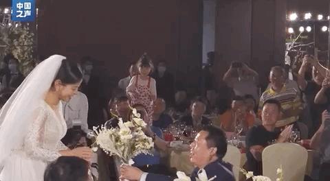 特教老师为盲人女孩送嫁衣，科技与生活的融合温暖人心