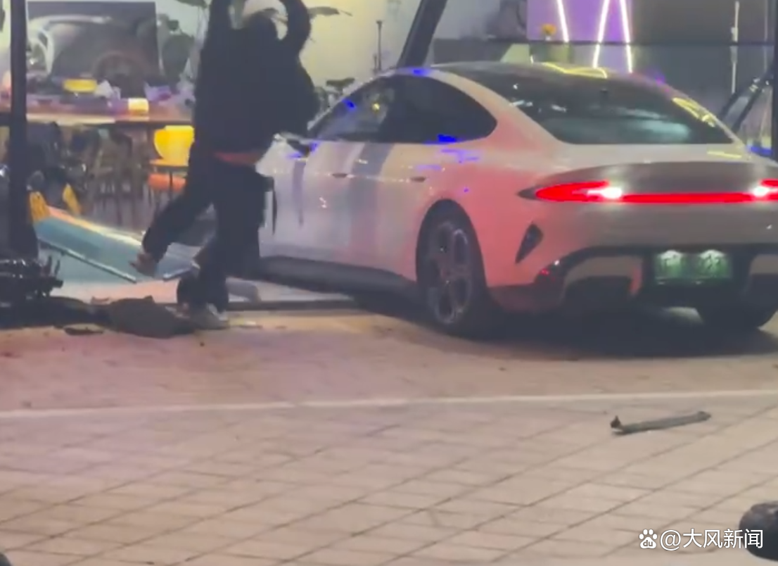 小米SU7血案揭秘，持刀伤人致一死，隐藏小巷的神秘小店背后真相探索