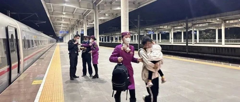 高铁临停一分钟紧急救人，展现自信与成就的力量