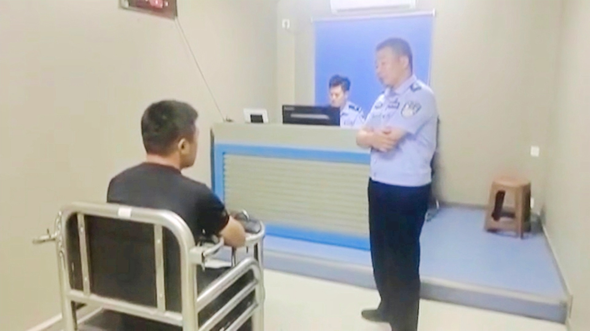 男子偷手机后进派出所求助反被刑拘