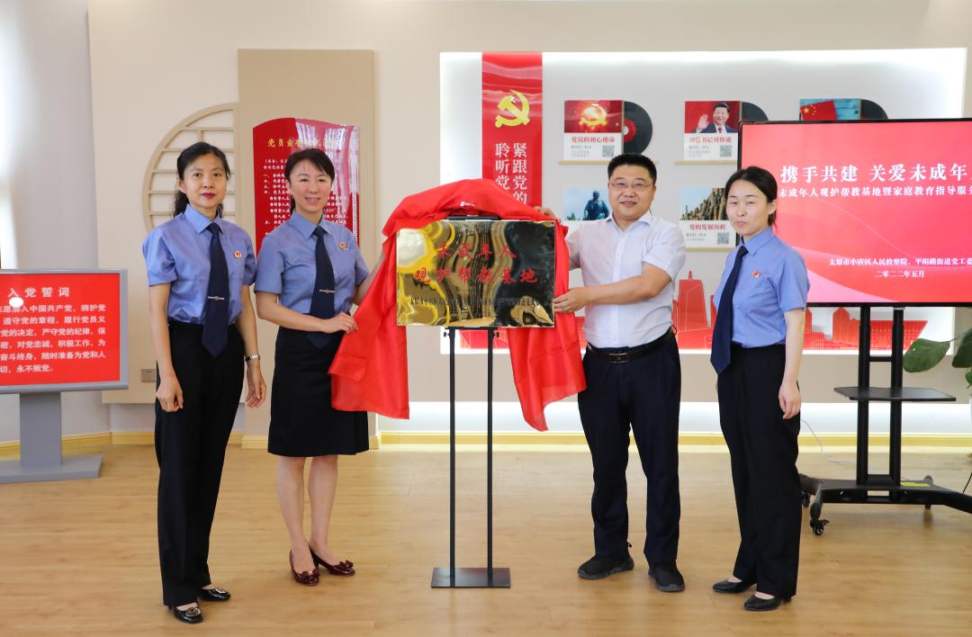 央视揭秘，未成年沉迷抽卡消费现象与小巷特色小店探秘