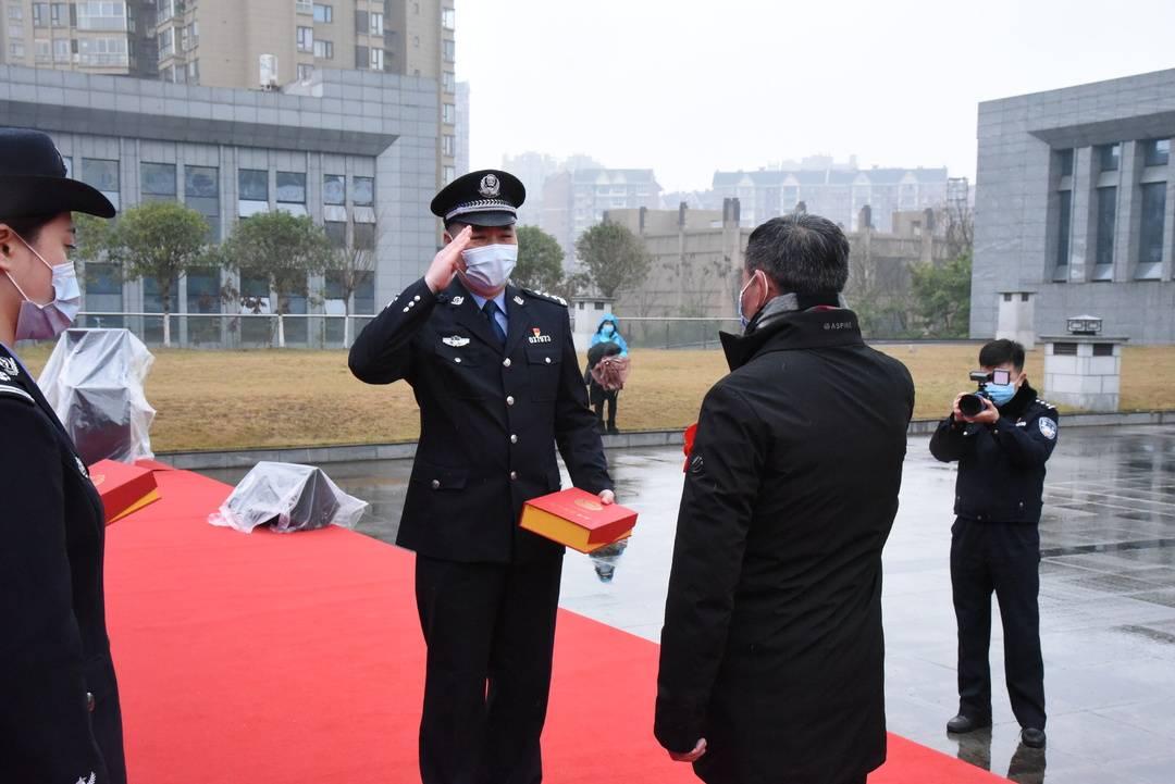 中国最新辅警政策下的温馨日常