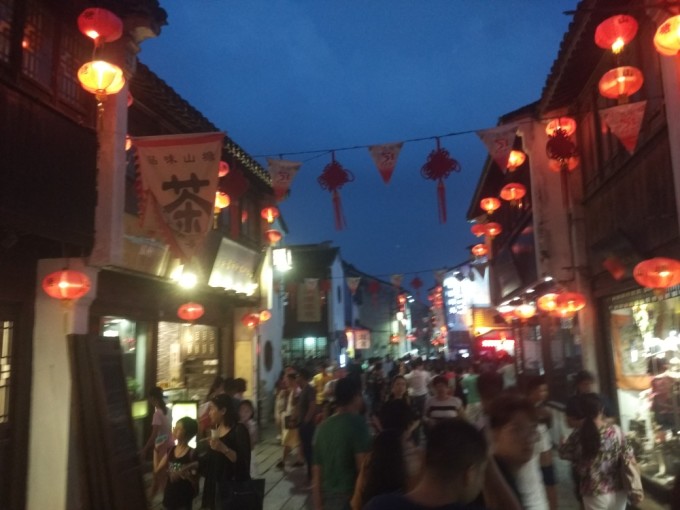 团综最新期，探索小巷特色小店，品味隐藏风味