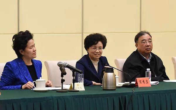 耐克新款女性鞋款，爱的步伐，陪伴的时尚足迹