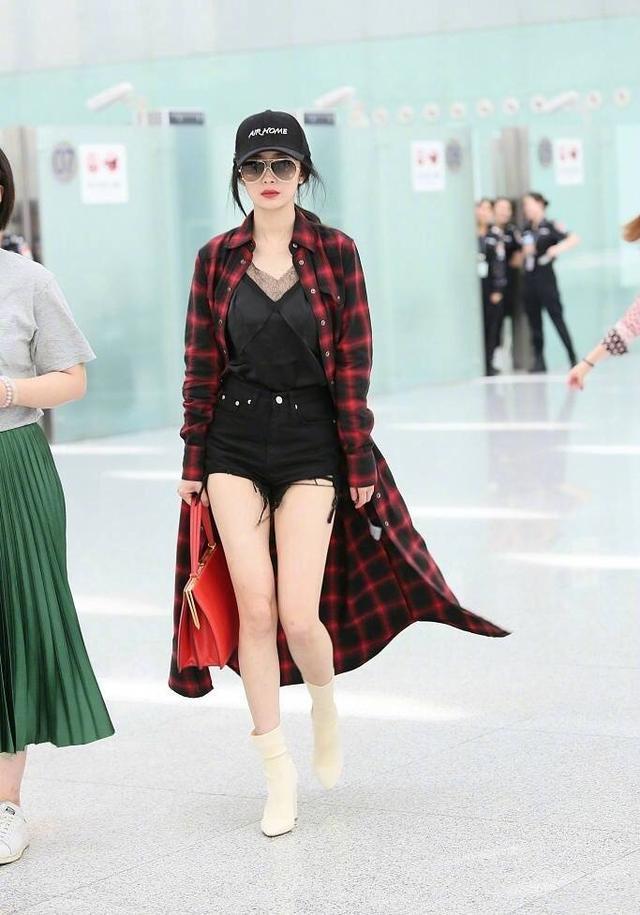 杨幂机场最新亮相，展现变化的力量与自信风采
