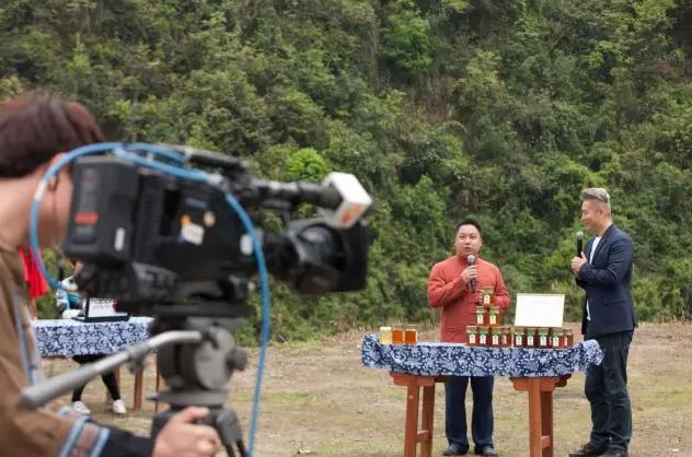 探访悬崖村，贫困中的希望与奇迹新篇章