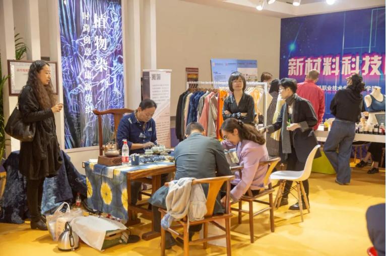 最新泳装美女与前沿科技产品介绍