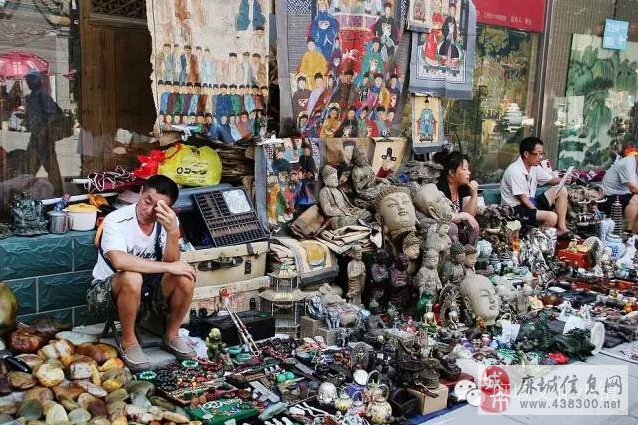 地摊小摊主日常与友情纽带，奇妙之旅开启